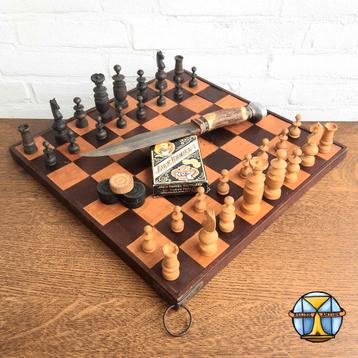Jeu d'échecs en bois fait main très ancien et damiers sur 2 