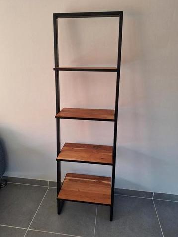 Wandrek 180cm hoog met 4 legplanken beschikbaar voor biedingen