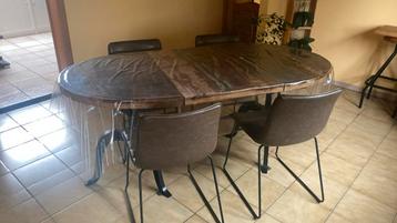 Table avec 4 chaises beschikbaar voor biedingen