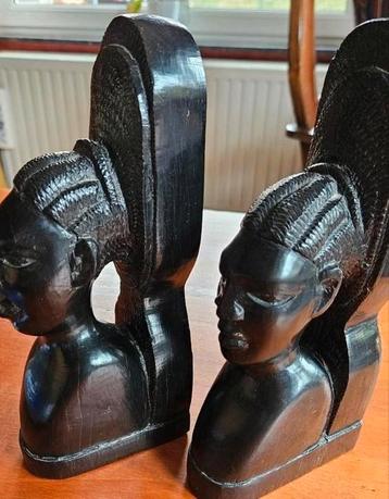 Afrikaanse handgesneden bustes beschikbaar voor biedingen