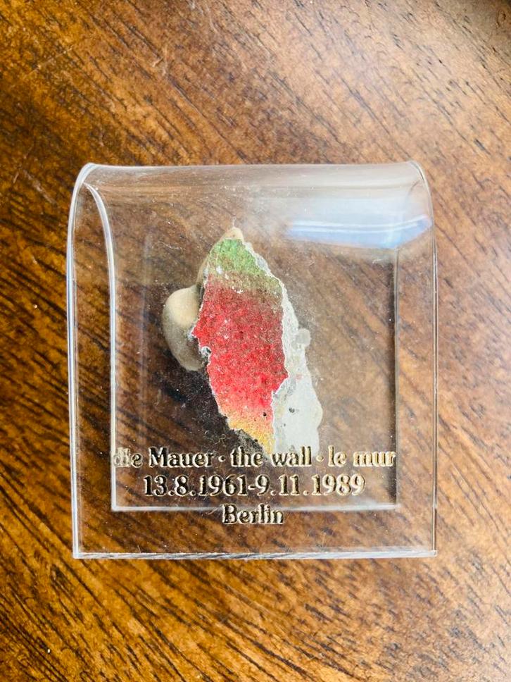 Origineel stukje Berlijnse Muur graffiti in acryl blok, Verzamelen, Overige Verzamelen, Zo goed als nieuw, Ophalen of Verzenden