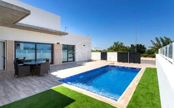 Prachtige luxe villa met zeer mooi bergzicht beschikbaar voor biedingen