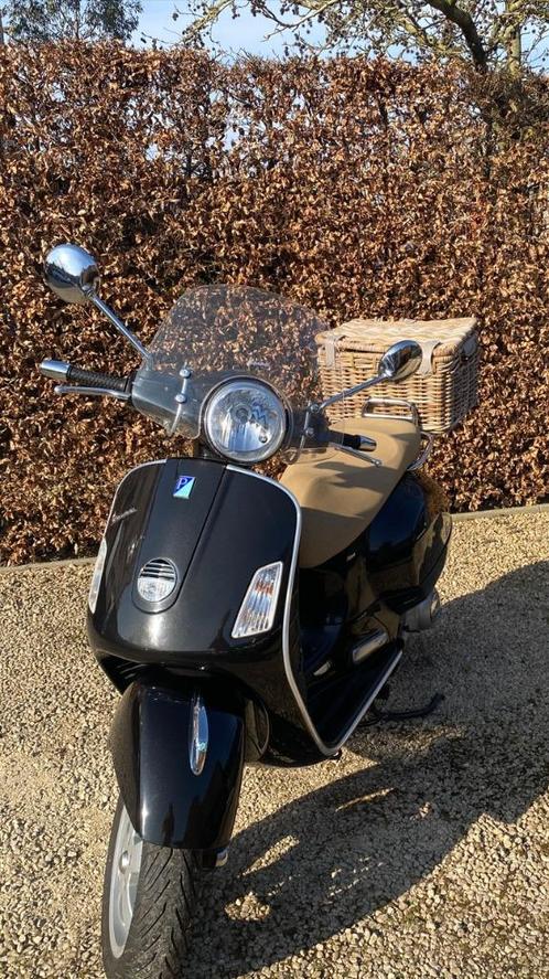 Zeer mooie Vespa Scooter 125cc GTS. Zwart Metallic, Fietsen en Brommers, Scooters | Vespa, Ophalen