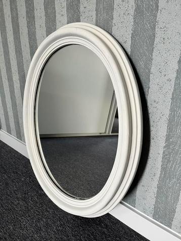 Witte houten spiegel beschikbaar voor biedingen