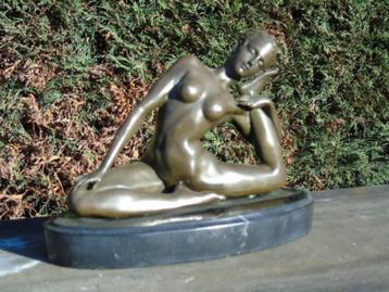 Naakte vrouw die yoga doet in brons, gesigneerd CLAUDE. beschikbaar voor biedingen