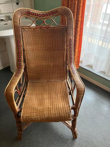 Oude rieten zetel beschikbaar voor biedingen