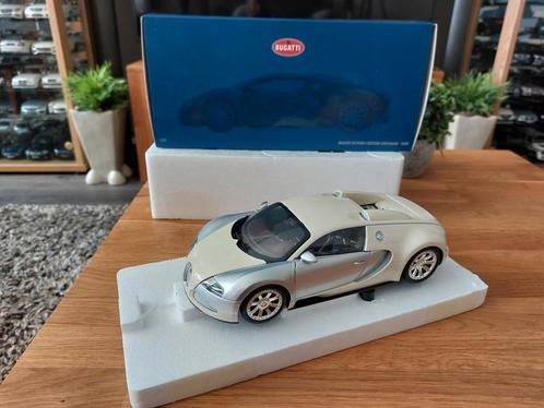 Minichamps 1/18 Bugatti Veyron LCentenaire 2009 blanc/bleu g, Hobby & Loisirs créatifs, Voitures miniatures | 1:18, Comme neuf