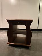 Stevig houten tafeltje met krantenrekje, Huis en Inrichting, Woonaccessoires | Krantenbakken en Lectuurbakken, Ophalen, Gebruikt