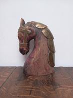 Jolie tête de cheval en bois décorée de pièces en laiton., Envoi