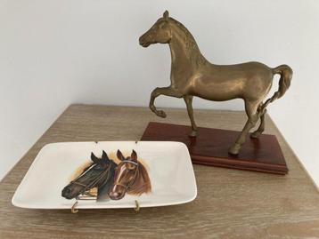Paard (brons) op houten staander + sierbordje 