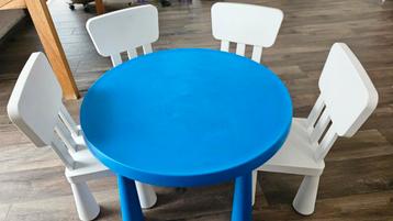 Ikea kindertafel met 4 kinderstoelen beschikbaar voor biedingen