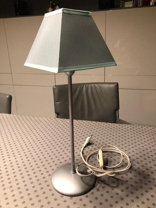 Nachtlampje met blauwe kap, Huis en Inrichting, Lampen | Tafellampen, Gebruikt, Minder dan 50 cm, Kunststof, Stof, Ophalen of Verzenden