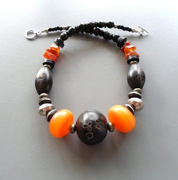 Nieuwe Afrikaanse ketting zwart en amber met Tuareg kralen