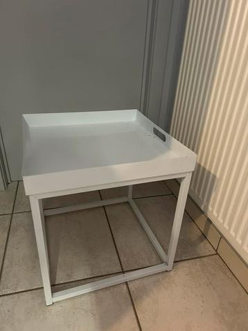 Metalen wit bijzettafeltje beschikbaar voor biedingen