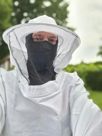 Imkerkap met jas beschikbaar voor biedingen