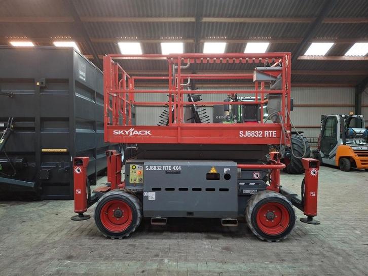 Skyjack SJ6832RTE hoogwerker, Articles professionnels, Machines & Construction | Ascenseurs, Échafaudages & Échelles, Enlèvement