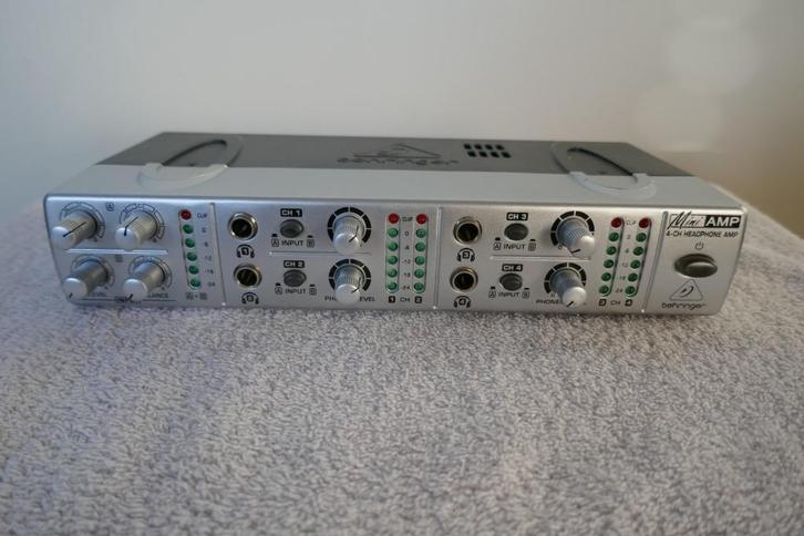 Versterker voor vier hoofdtelefoons + 1 Sennheiser HD203, Muziek en Instrumenten, Overige Muziek en Instrumenten, Zo goed als nieuw