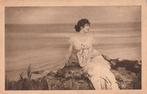 FANTASIE -  Meisje mediteert  +  100 Jaar oud !, Verzamelen, Postkaarten | Themakaarten, Verzenden, 1920 tot 1940, Gelopen, Overige thema's