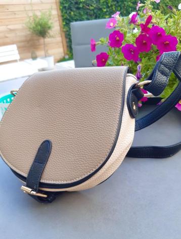 Nieuw driekleurig handtasje beschikbaar voor biedingen