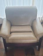 2 sièges en cuir ivoire avec structure en bois, Enlèvement