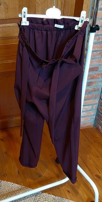 2 TM-broeken van bordeauxrood en beige polyester beschikbaar voor biedingen