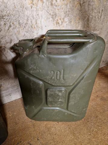 3 JERRICAN DE 20 LITRES DE L'ARMÉE. disponible aux enchères