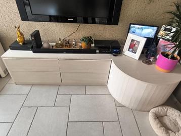 Meuble bas en marbre beschikbaar voor biedingen