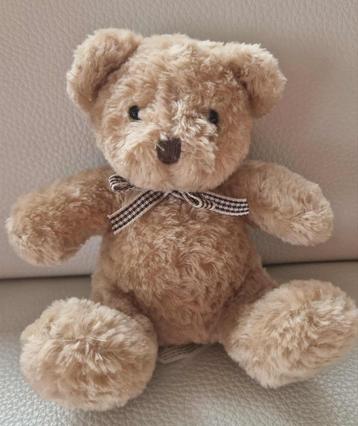 Zittend beertje beschikbaar voor biedingen