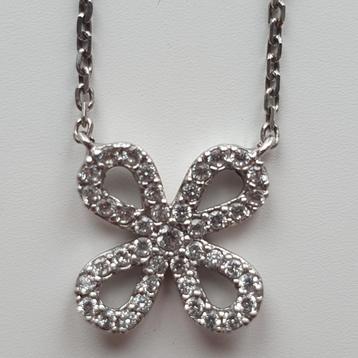 Collier trèfle en argent disponible aux enchères