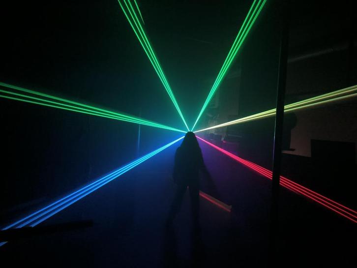 BLACK FRIDAY PROMO Nieuwe First Class 5W RGB Laser 25Kpps, Muziek en Instrumenten, Licht en Laser, Nieuw, Licht, Geluidgestuurd