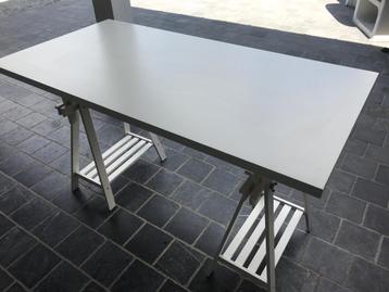 Tréteaux comme neuf de marque Ikea et plateau abîmé  beschikbaar voor biedingen