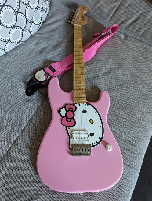 Guitare électrique Squier Hello Kitty rose + sangle, Muziek en Instrumenten, Snaarinstrumenten | Gitaren | Elektrisch, Zo goed als nieuw