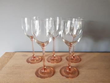 5 Wijnglazen Luminarc met roze voet beschikbaar voor biedingen