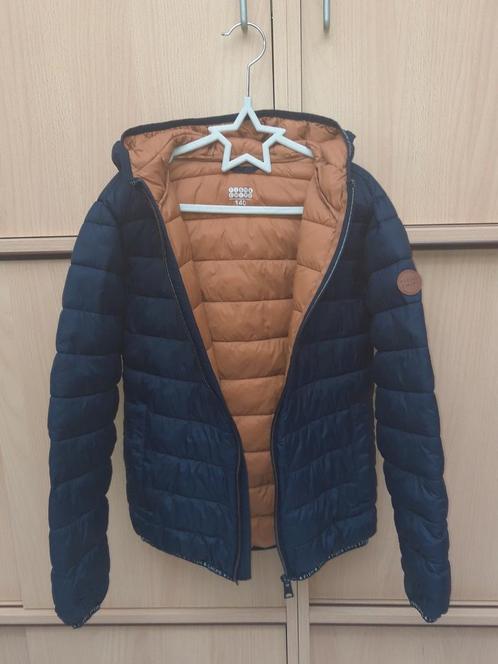 Lichte donsjas 140/10j jongen Fish & Chips jbc, Kinderen en Baby's, Kinderkleding | Maat 140, Zo goed als nieuw, Jongen, Jas, Ophalen of Verzenden