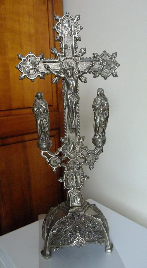 Beau crucifix sur pied - très bon état, Antiquités & Art, Antiquités | Objets religieux, Enlèvement ou Envoi