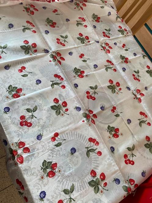 Tafelkleed met kersen  140/140 cm, Huis en Inrichting, Tafelkleden, Ophalen of Verzenden