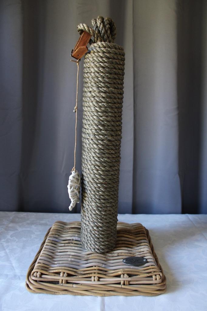 Kattenkrabpaal Designed by Lotte Kubu krabpaal, Dieren en Toebehoren, Krabmeubelen, Zo goed als nieuw, Krabpaal, Ophalen of Verzenden