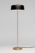 Moderne vloerlamp met zwart metalen kap en gouden voet, Huis en Inrichting, Lampen | Vloerlampen, Ophalen, Zo goed als nieuw, Metaal