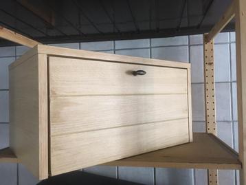 Nachtkastje fineereik beschikbaar voor biedingen
