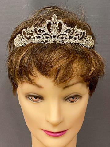 Nieuwe kroontjes/tiara’s/diademen, verschillende modellen disponible aux enchères