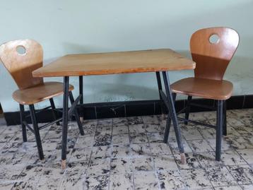 Retro kindertafel en 2 stoeltjes beschikbaar voor biedingen