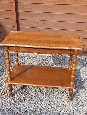 Klein tafeltje beschikbaar voor biedingen