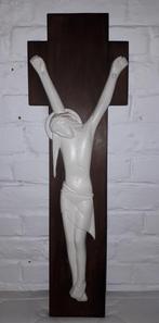 Christus beeld gips op houten kruis door Ysebaert, Antiek en Kunst, Kunst | Beelden en Houtsnijwerken, Ophalen