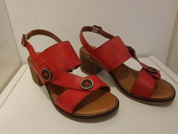 Comfortabele rode sandalen, P.37 beschikbaar voor biedingen