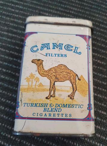 Oude metalen blikken doos van Camel sigaretten.  beschikbaar voor biedingen