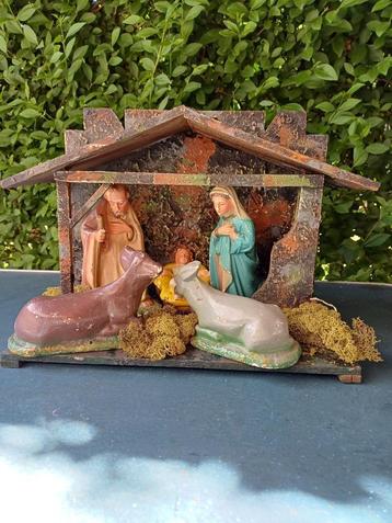 retro kerststal met gipsen figuren beschikbaar voor biedingen