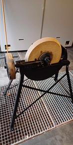 Ancienne machine de "rémouleur" pour affutage des couteaux, Enlèvement