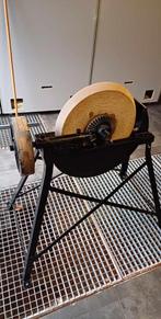 Ancienne machine de "rémouleur" pour affutage des couteaux, Ophalen