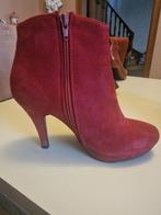 Rood Suede enkellaarsjes, Lage of Enkellaarzen, Nieuw, Ophalen of Verzenden, Rood