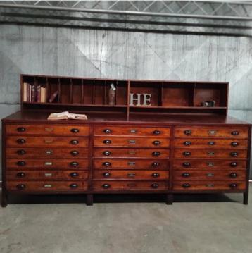 Armoire de bureau vintage avec beaucoup d'espace de rangemen disponible aux enchères